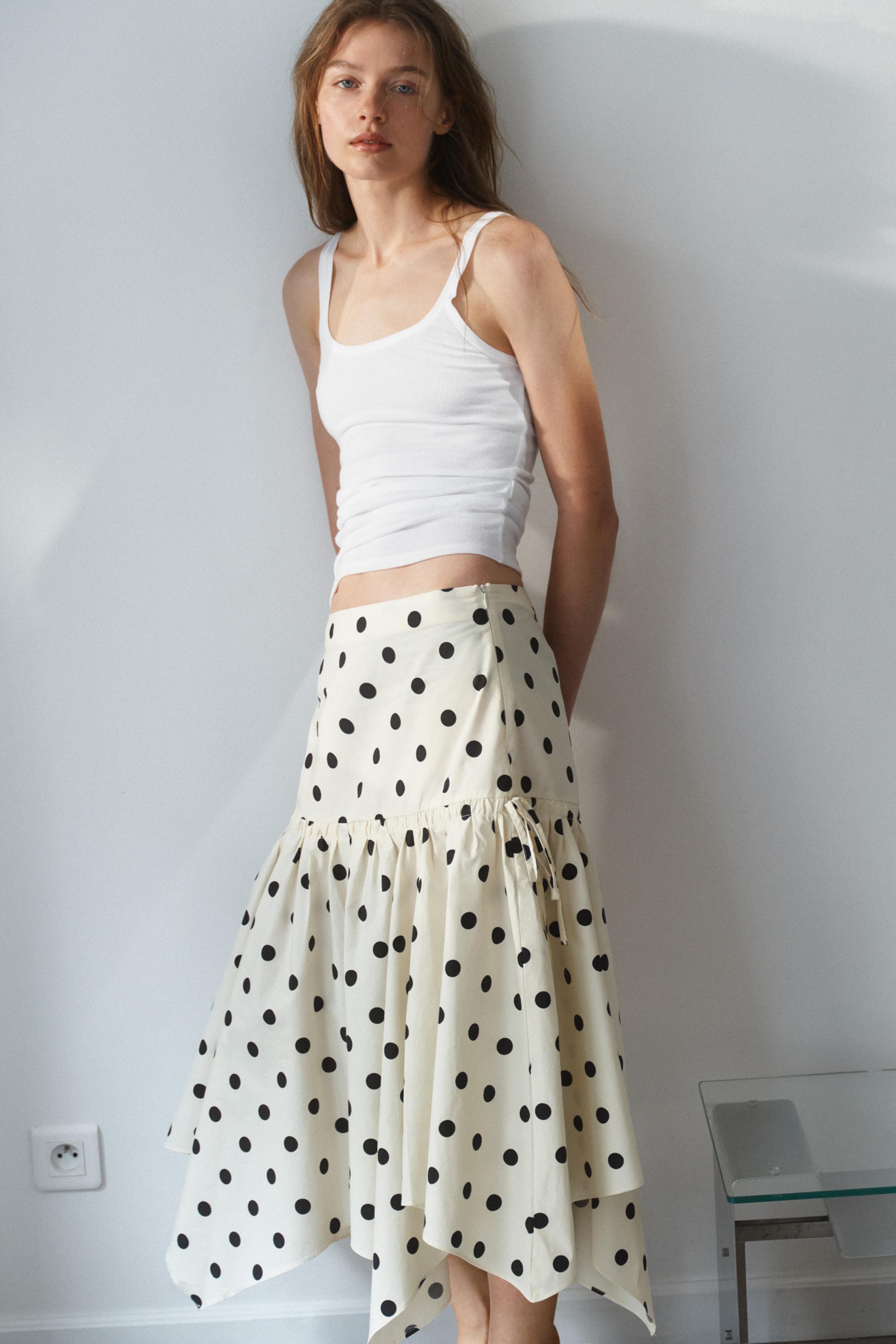 JUPE MI-LONGUE ASYMÉTRIQUE À POIS